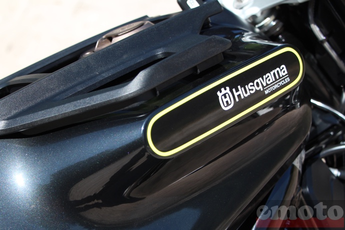 husqvarna arrive sur la route avec la vitpilen et cette svartpilen husqvarna arrive sur la route avec la vitpilen et cette svartpilen