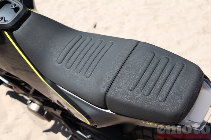 la moto est petite mais la selle est large meme pour le passager la moto est petite mais la selle est large meme pour le passager