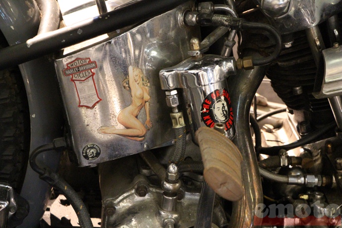 tendance vintage dans la finition et la pinup pour cette harley qui demarre au kick tendance vintage dans la finition et la pinup pour cette harley qui demarre au kick