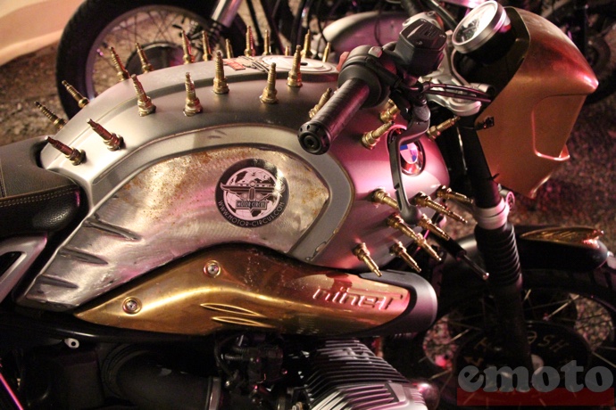 bmw rninet par motor circus avec un reservoir herisse de bougies de nuit bmw rninet par motor circus avec un reservoir herisse de bougies de nuit