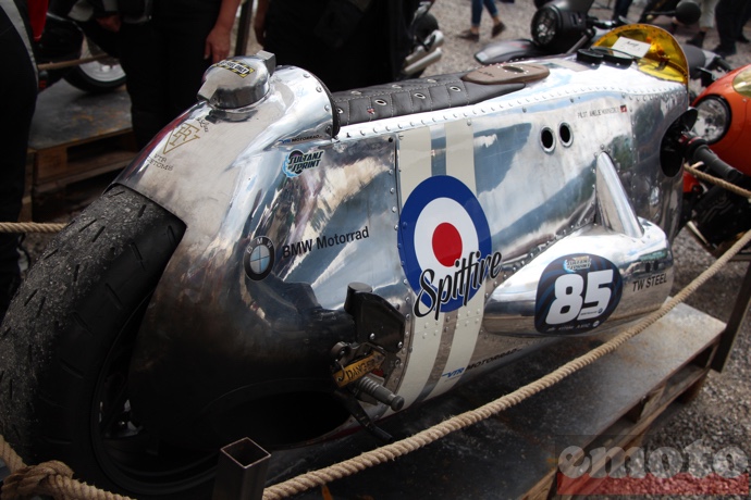 spitfire by vtr customs sur base de r1200r lc en vue arriere spitfire by vtr customs sur base de r1200r lc en vue arriere