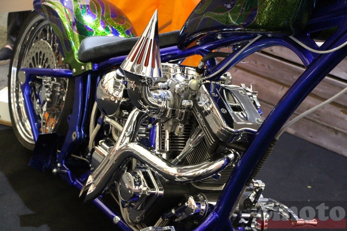 custom contest harley davidson avec une peinture flamming a paillettes et un filtre a air pointu custom contest harley davidson avec une peinture flamming a paillettes et un filtre a air pointu
