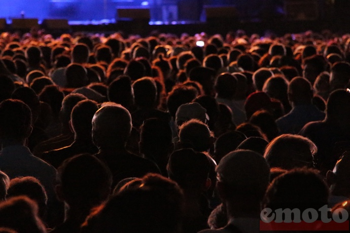 la foule attend les concerts dans la chaleur de la nuit d ete tourangelle la foule attend les concerts dans la chaleur de la nuit d ete tourangelle