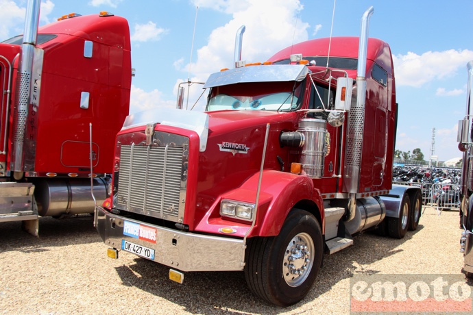 parking des routiers avec le camion qui represente sans doute le mieux l amerique un kenworth parking des routiers avec le camion qui represente sans doute le mieux l amerique un kenworth
