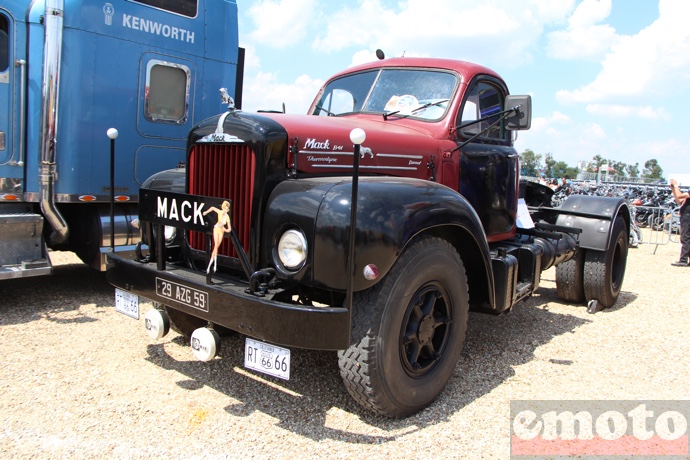 parking routier avec ce superbe camion us mack seul au milieu des nombreux kenworth parking routier avec ce superbe camion us mack seul au milieu des nombreux kenworth