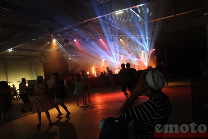tard dans la nuit la piste de danse rock n roll sous le hall se vide le marin au premier plan s ennuie tard dans la nuit la piste de danse rock n roll sous le hall se vide le marin au premier plan s ennuie