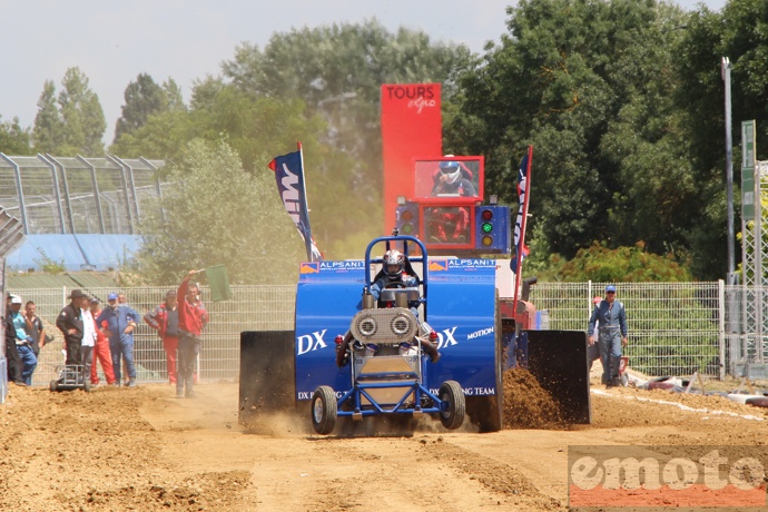 tracteur pulling en competition avec toute sa demesure tracteur pulling en competition avec toute sa demesure