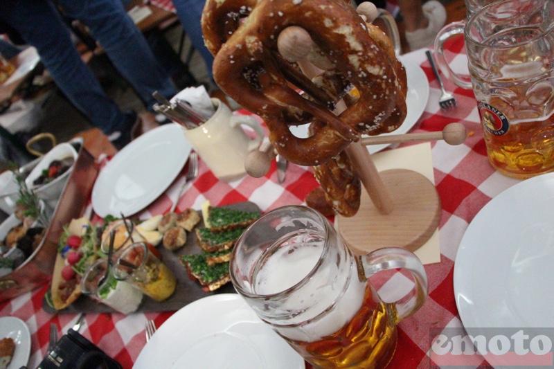 bretzel biere et charcuterie pour nous acceuillir sur les tablees de la tente geante