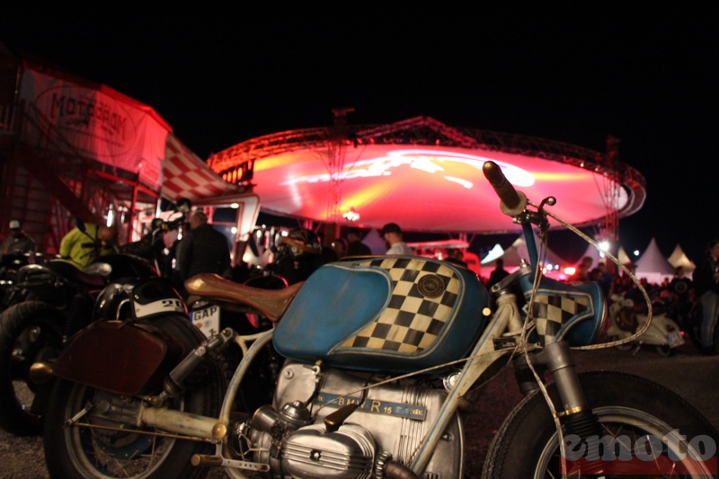 l expo custom n est pas fermee la nuit on peut regarder les motos et ecouter le concert en me me temps