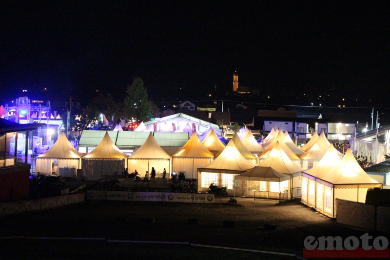 la nuit est tombee sur les bmw motorrad days au fond le clocher de garmisch partenkirchen