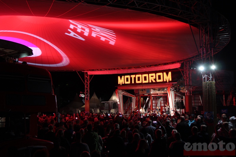 la scene du motodrom est au pied de l attraction avec les motos dans le cylindre de bois