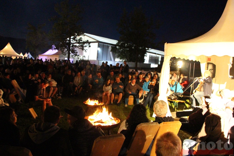 veillee autour de feux de bois qui rechauffent les coeurs dans l humidite de la nuit accompagnee d une guitare seche