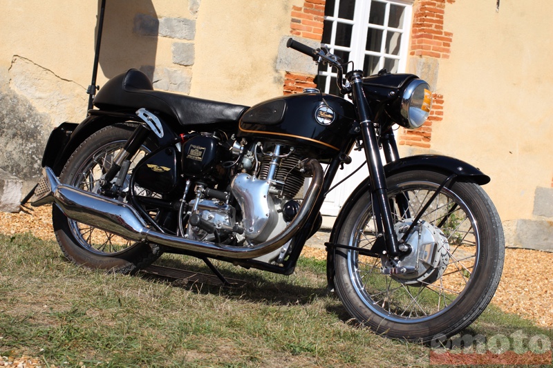 velocette pur jus dans la cours du chateau de neuville