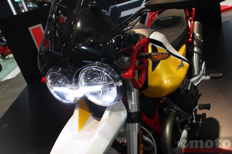 double phare a led de la v85tt avec l aigle de moto guzzi comme feu diurne