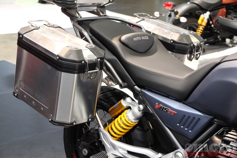 selle large pour tout le monde poignee pour se tenir valises suspension ohlins la v85tt paree pour le voyage selle large pour tout le monde poignee pour se tenir valises suspension ohlins la v85tt paree pour le voyage
