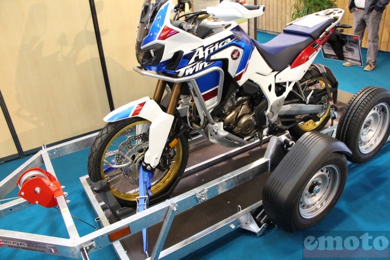 yo remorques ccl6 posee au sol avec une africa twin yo remorques ccl6 posee au sol avec une africa twin