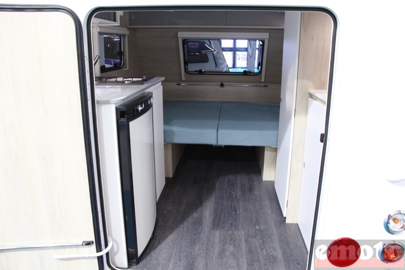 interieur de la mini freestyle 270 avec le couchage et sans le rail moto