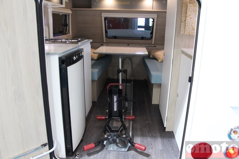 le rail porte moto dans la caravane mini freestyle 270 le rail porte moto dans la caravane mini freestyle 270