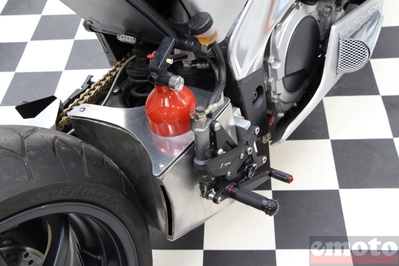 ce n est pas du nitrous mais un extincteur comme dans un avion ce n est pas du nitrous mais un extincteur comme dans un avion