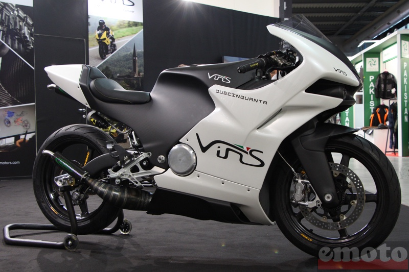 le chassis en carbone integre tous les elements la moto