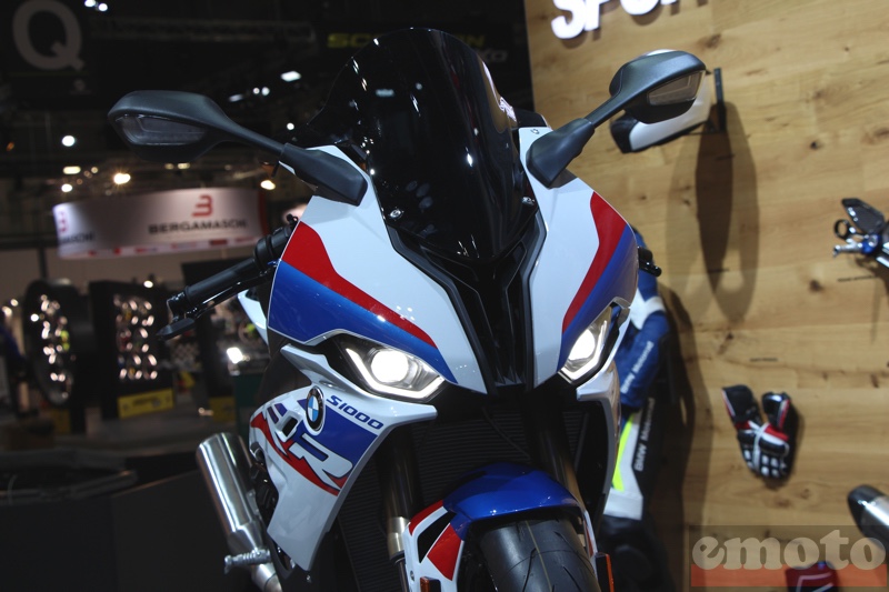 au centre l entree d air les optiques a led ne sont plus asymetriques sur la s1000rr 2019