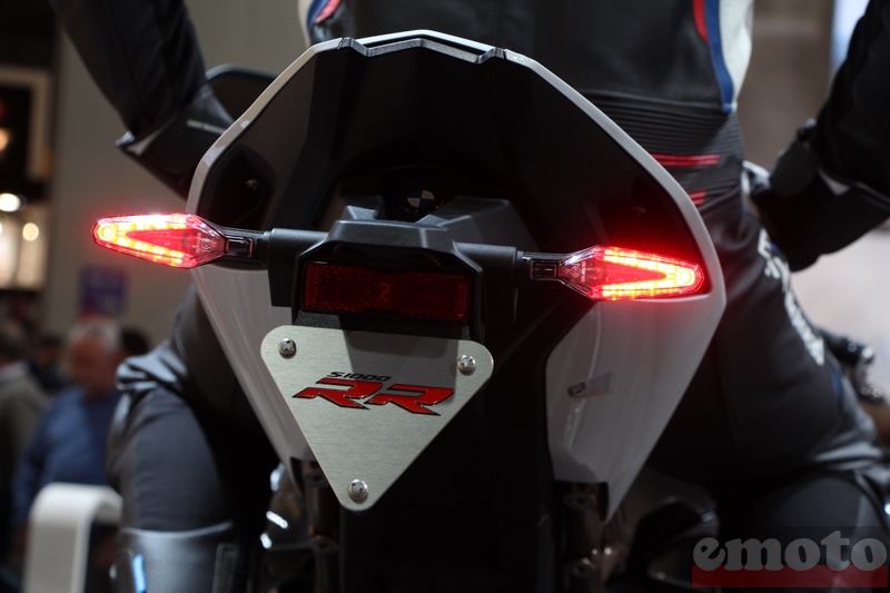 le feu arriere disparait il est integre aux clignotants sur la s 1000 rr le feu arriere disparait il est integre aux clignotants sur la s 1000 rr