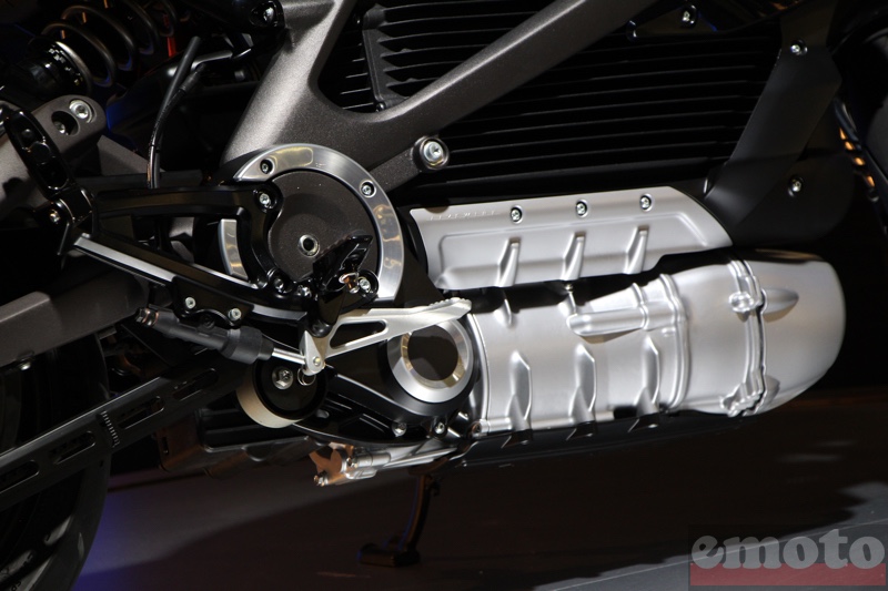 detail sur l habillage en alu du moteur de la harley davidson livewire