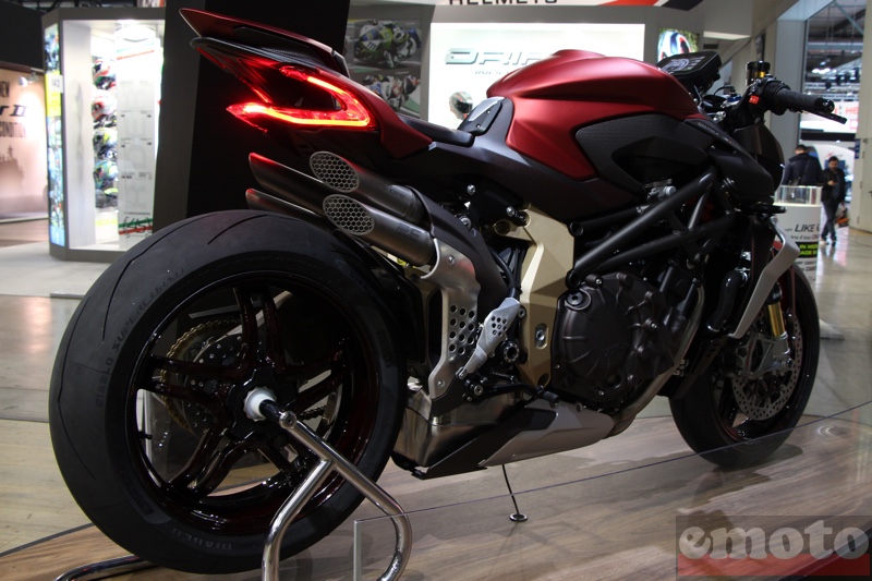 mv agusta brutale 1000 avec son echappement sc