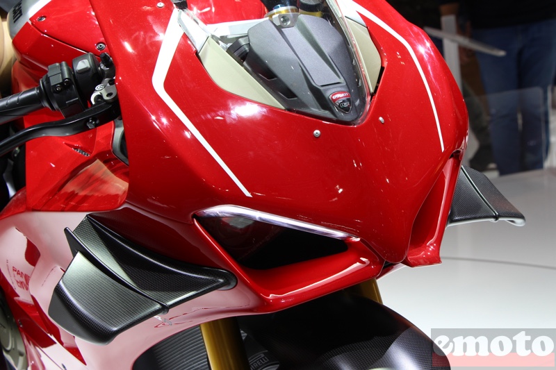 les aileonrs de chaque cote des phares de la panigale v4r