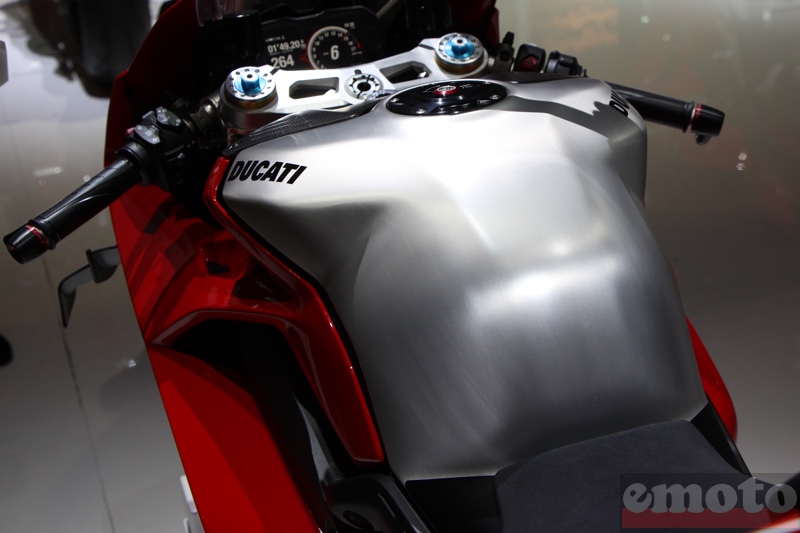 reservoir en alu de la ducati panigale v4r reservoir en alu de la ducati panigale v4r