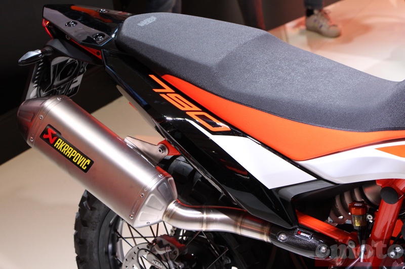 ktm adventure 790 r avec sa selle typee tt et sans poignees