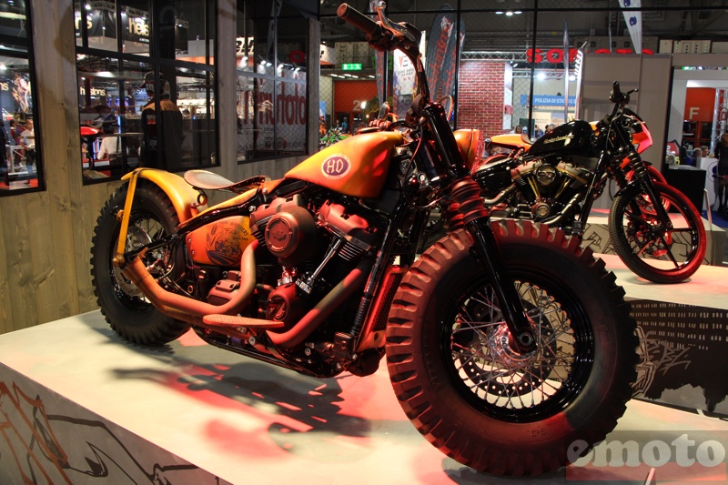 farm machine avec ses roues de tracteur sur base de street bob