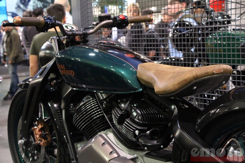 selle en cuir long reservoir et large guidon pour la moteur vtwin de la royal enfield kx concept