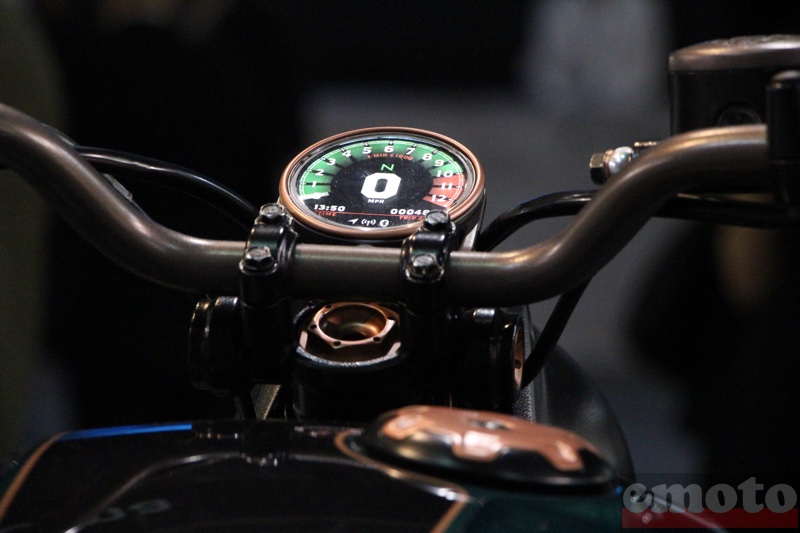 tableau de bord digital presque de la moteur vtwin de la royal enfield kx concept tableau de bord digital presque de la moteur vtwin de la royal enfield kx concept