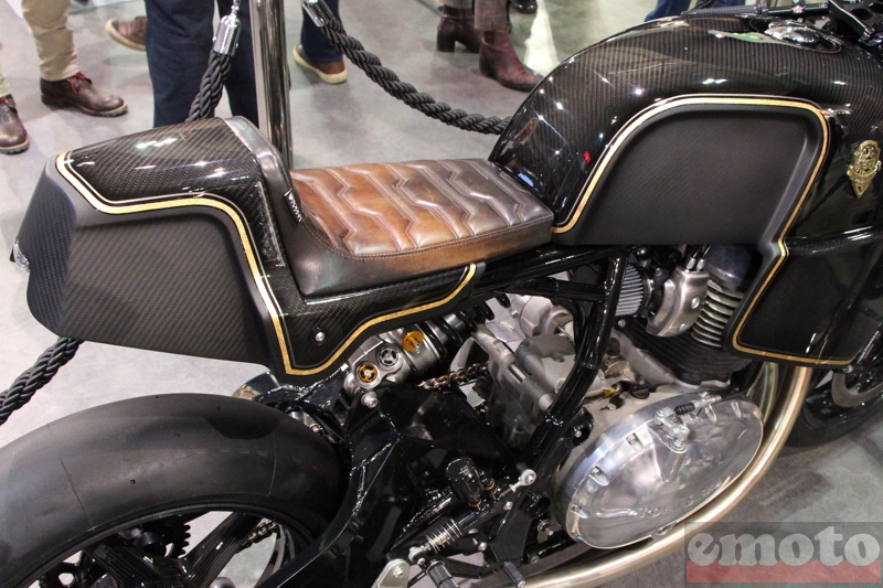 royal enfield midas royale detail de la coque et de la selle realisees par rough crafts