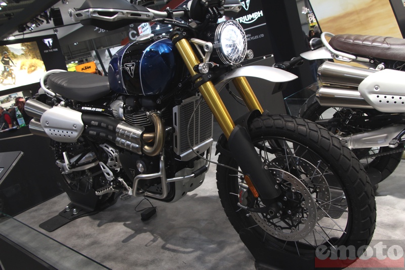 triumph scrambler 1200 xe avec ses grands debattements