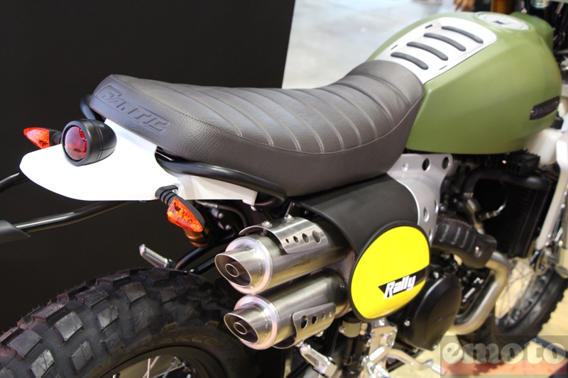 zoom sur la selle et les echappements superposes de la fantic caballero 500 rally zoom sur la selle et les echappements superposes de la fantic caballero 500 rally