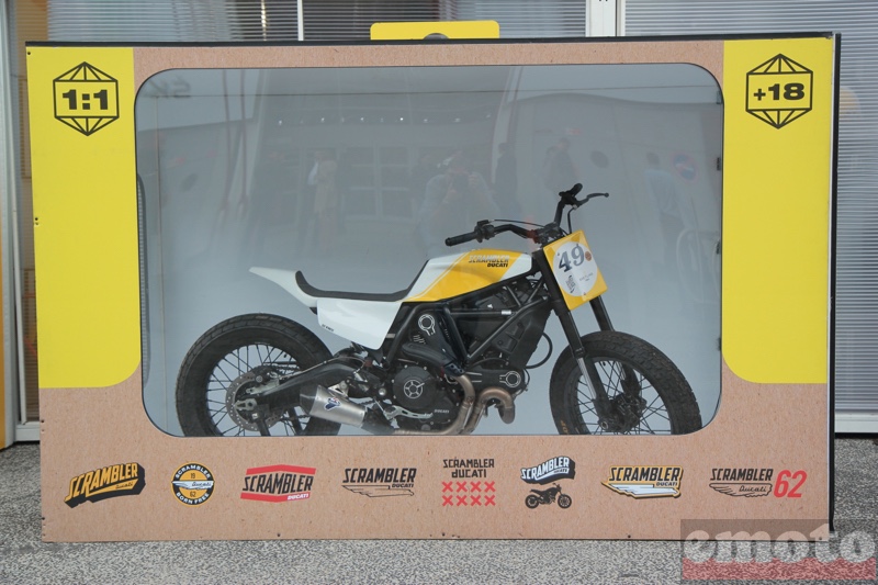 ducati scrambler 800 facon jouet dans sa boite a l echelle 1