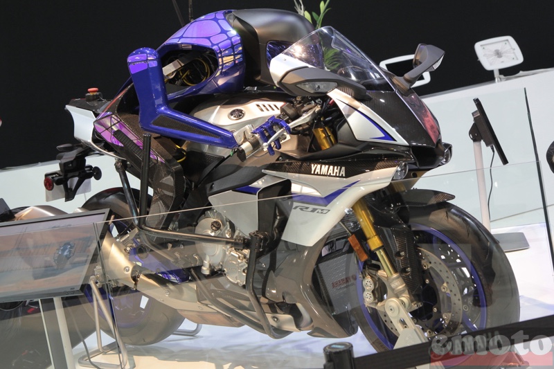 yamaha r1m avec son robot pilote