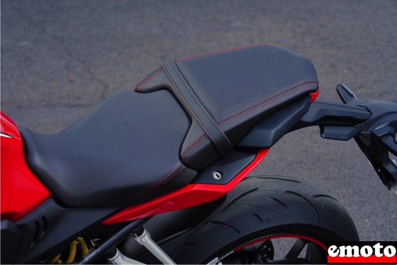 l arriere est strictement identique sur la cbr et la cb 650 r