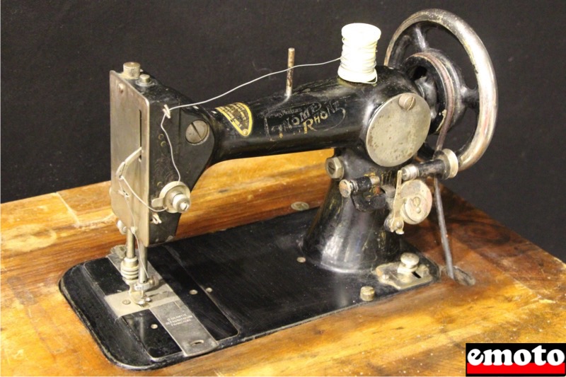 machine a coudre vibrante v1 au pied sur son meuble machine a coudre vibrante v1 au pied sur son meuble