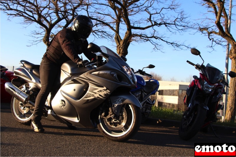 daniel au guidon de son hayabusa devant la gsxs 1000 qui lui succedera