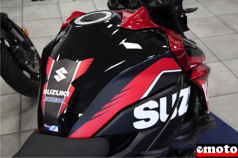 zoom sur le reservoir de la suzuki gsx s 750 en rouge et noir