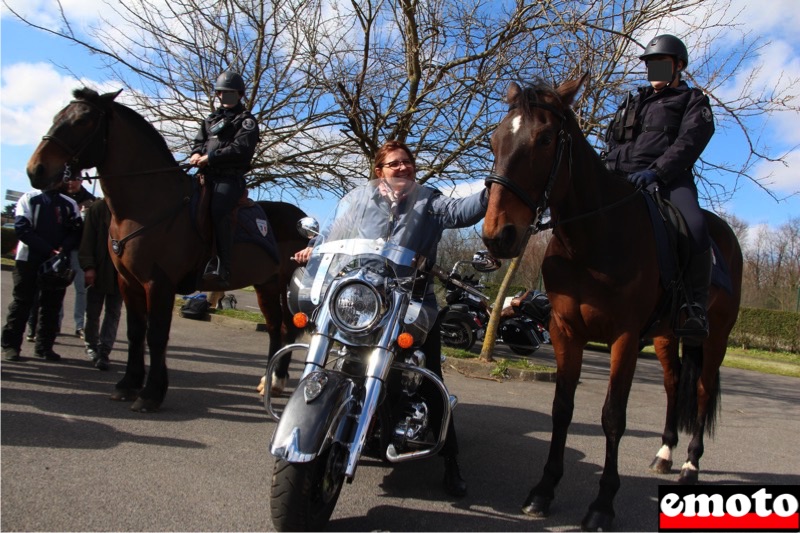 Juliette roule en Chief et Marc rêve de Dark Horse, une indian chief juliette les chevaux et les cavalieres de la police en pleine discussion