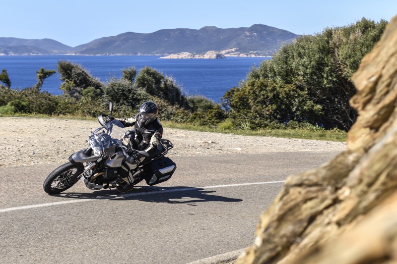 5 points clés sur l'essai de la Moto Guzzi V85TT, moto guzzi v85tt en balade en sardaigne