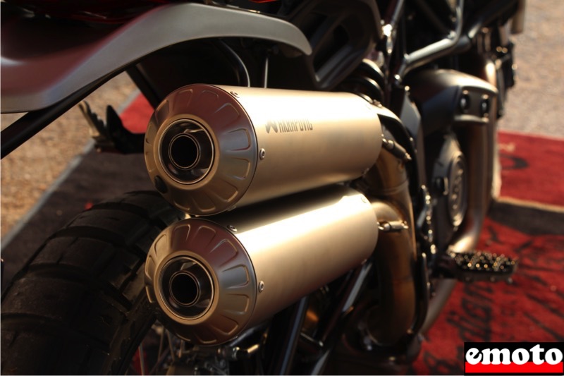 le double silencieux akrapovic superpose de la ftr rally