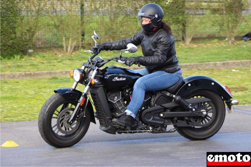 Rencontre chez Indian 91 avec Valérie et Didier, valerie sur son indian scout fifty sur le slalom concocte par christian lacoste pour le imrg Rencontre chez Indian 91 avec Valérie et Didier, valerie sur son indian scout fifty sur le slalom concocte par christian lacoste pour le imrg
