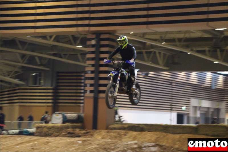 demonstration cross et enduro dans le hall