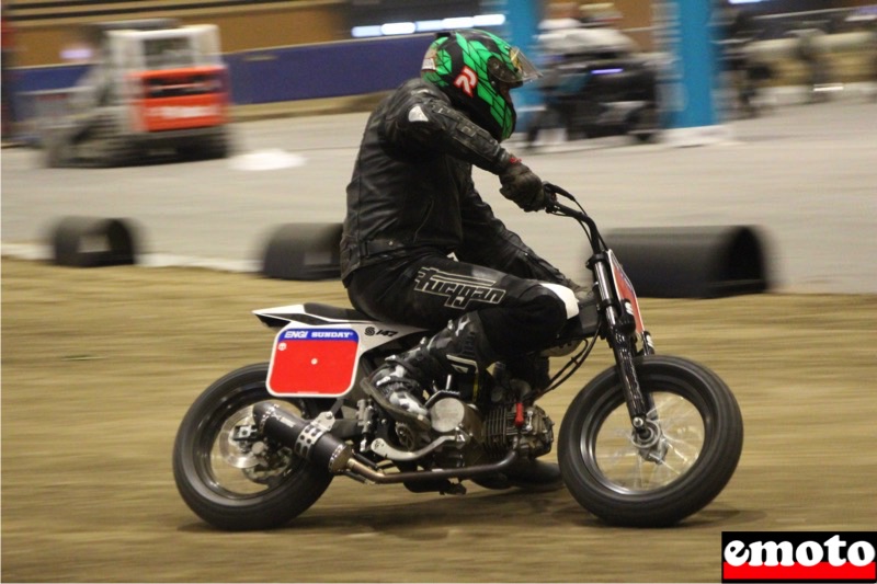 Pourquoi le salon moto de Lyon est incontournable, demonstration de dirt track dans un hall de eurexpo