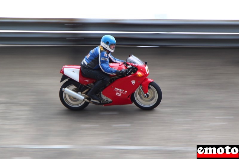 alain au guidon de sa ducati 600 ss sur l autodrome de linas montlhery au youngtimers festival 2019